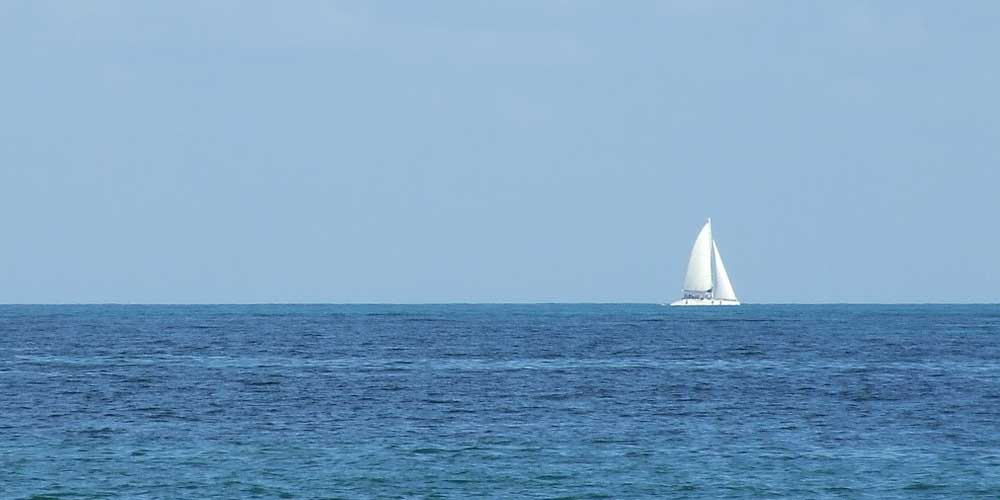 Cómo ir a Isla Mujeres desde Cancún en el barco que se ver en la imagen.